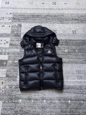 Moncler dunväst - Säljer nu denna stilrena, fräscha moncler västen. Perfekt nu för våren och sommaren. Pris kan jag tänka mig gå ner några hundra lappar vid snabbaffär. Storleken är 2 som motsvarar S-M, OBS… varan är äkta och kvitto går att lösa.