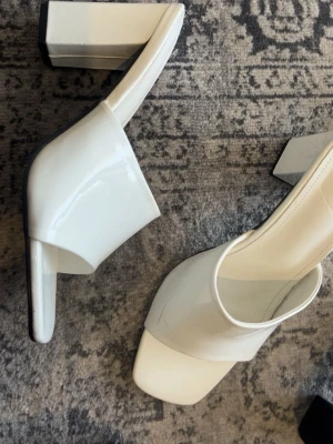 Vita klackar skor i storlek 41 - Använda nån gång annars skulle säga dem är nya .💕