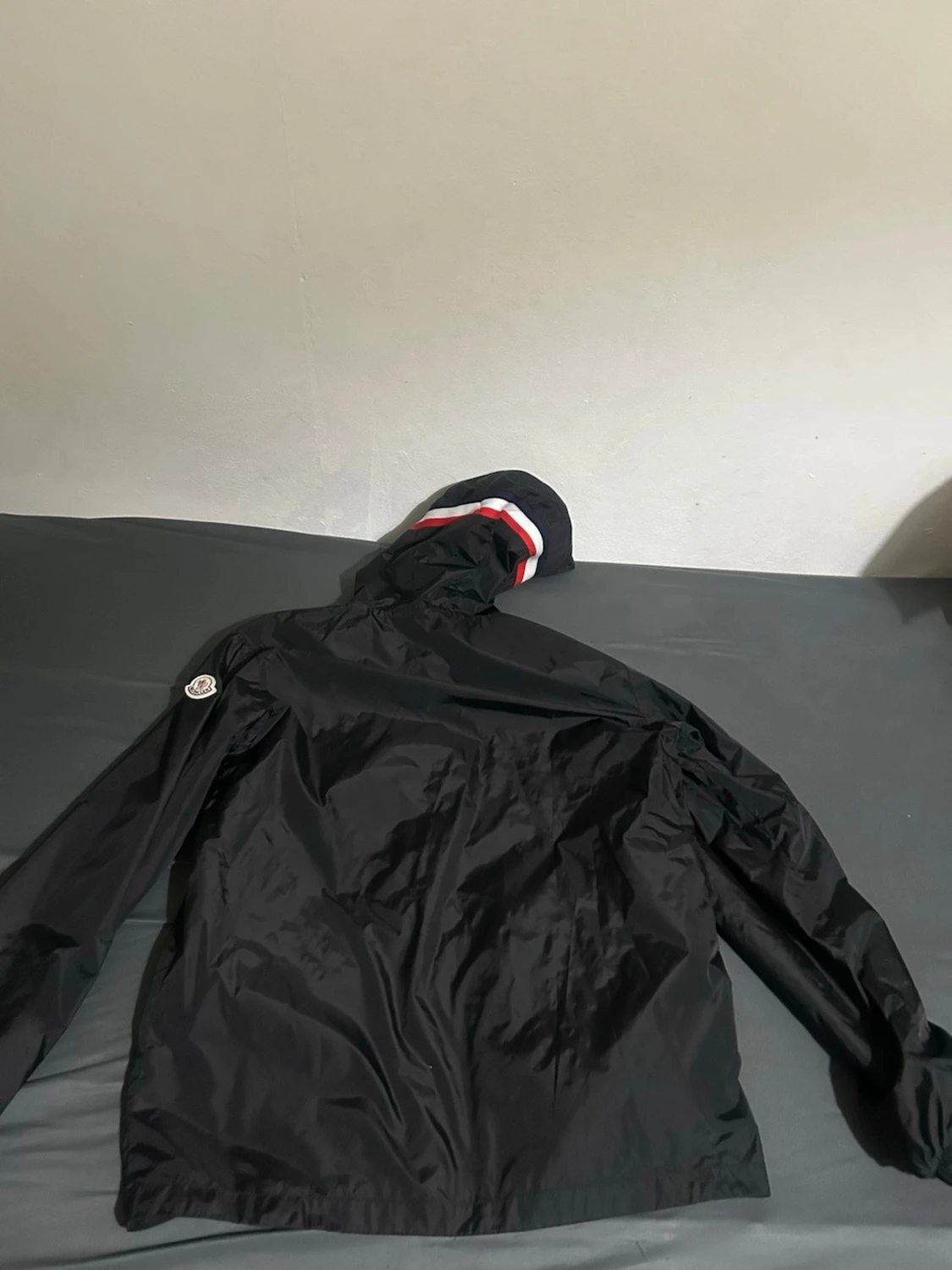 Svart Moncler vindjacka med huva - 1