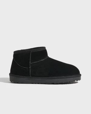 Svarta uggs - Säljer ett par svarta uggs från nelly i jättebra skick.