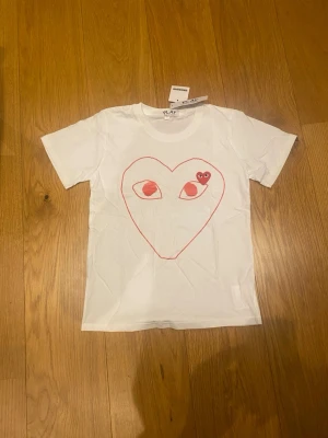 Play Commes des Garçons t-shirt tröja  - Helt ny. Lite skrynklig men kommer att gå bort i första tvätten. Storlek M. Skriv privat vid fler frågor.