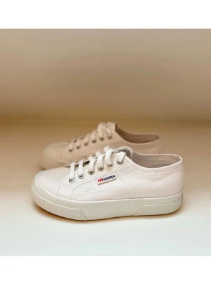 Vita Superga sneakers - Klassiska vita sneakers från Superga! Perfekta vår/sommar skon. Provade på men i övrigt oanvända, tyvärr fel storlek. 