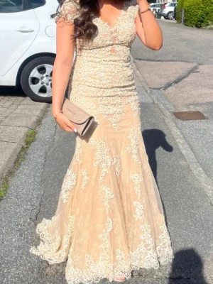 Balklänning  - Sjukt fin balklänning från dressroom. Köpte den för 5000 men säljer billigare och pris kan diskuteras! ❤️