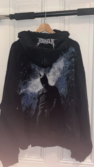 Youngla Batman hoodie  - Säljer denna i storlek M, använd fåtal gånger. Säljer då jag är i behov av pengar i för studenten, annars sjukt skön hoodie.  Ser lite smutsig ut men de e bara ljuset samt designen!  Skriv om ni undrar något, har även orderbekräftelse så ni kan garantera äktheten☺️