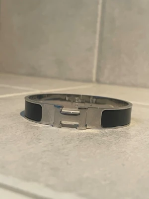H armband - Snyggt armband i mycket bra skick. Passform för herr. Tyvärr ingen låda eller andra tillbehör