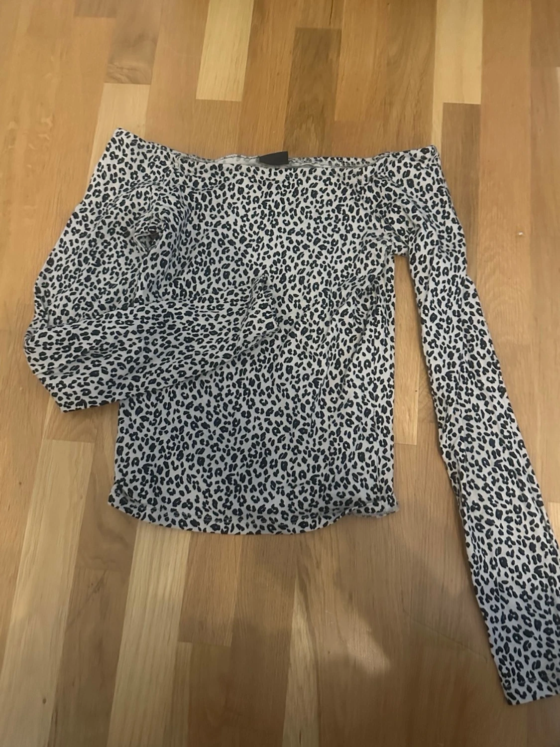 Leopardmönstrad off shoulder topp