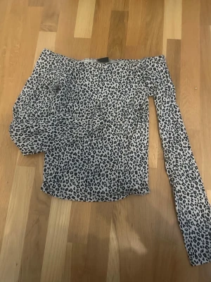 Leopardmönstrad off shoulder topp - Trendig off shoulder topp med leopardmönster, aldrig använt! 