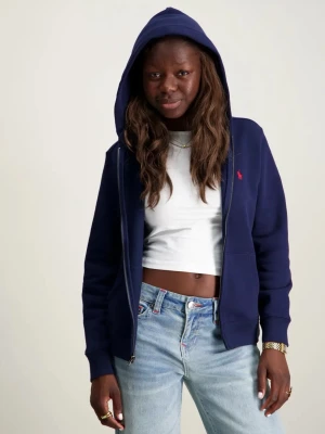 Mörkblå hoodie från Polo Ralph Lauren - Mörkblå hoodie med dragkedja från Ralph Lauren. Klassisk design med huva, två fickor framtill och den ikoniska röda loggan broderad på bröstet. Tillverkad i mjukt bomullsmaterial som är skönt mot huden. Perfekt för en avslappnad och stilren look. Lite sliten innanför dragkedjan och ena armen men inget som syns. Finns ett lite större hål i andra armen. Nypris 1 200kr.