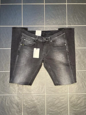 tiger of sweden jeans nya - Helt nya Tiger of sweden jeans med lappar och allt orört💯Snygg färg med skön wash och goa slitningar för riktigt bra pris jämfört med nypris på cirka 1599kr💔Skicka prisförslag och tveka inte på att skriva vid frågor!