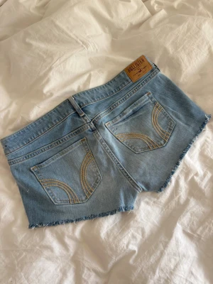 Ljusblå jeansshorts från Hollister - Jeansshorts från Hollister!! Jätte fin färg 🌷🌷Se midjemått på bilderna! W29💕💕