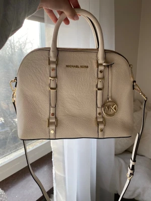 Vit handväska från Michael Kors - Jättefin Michael Kors väska i bra skick! Pris kan diskuteras 💕
