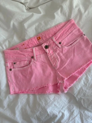 Rosa jeansshorts  - Rosa jeansshorts💕💕Se midjemått på bilderna🌷🌷