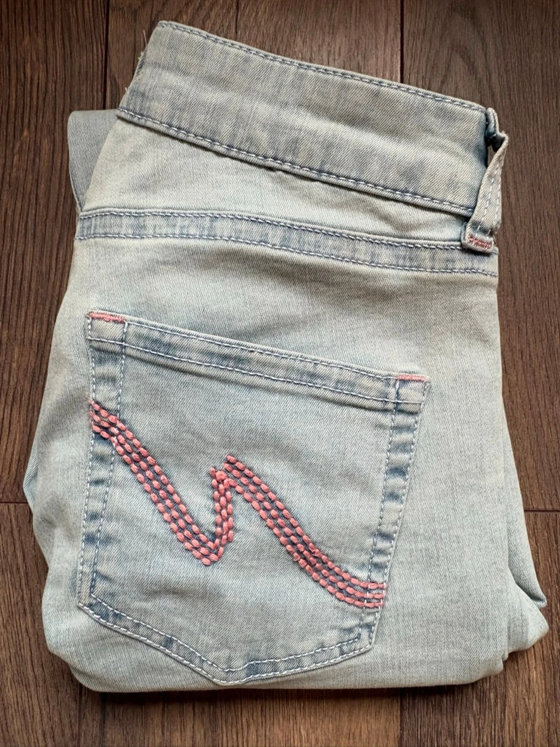 Ljusblå jeans från Nelly med rosa detalj - 2