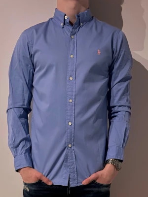 Blå skjorta från Ralph Lauren - Storlek S modellen är 180 och väger 70💯✌️ hör av er vid minsta fråga eller fundering😊✌️