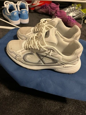 Vita b30 - Snygga vita b30 relativt använda men jag tvättar innan jag skickar de, kom privat för fler bilder elelr frågor. 