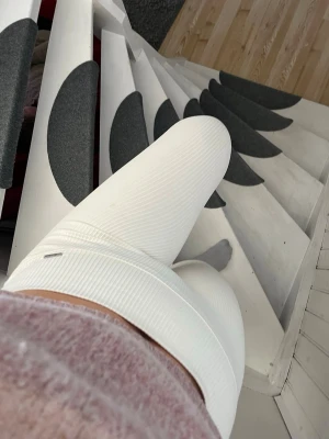 Träningstights - Ribbade träningstights från aim’n. Storlek M i färgen vanilla. Skavank på insidan: missfärgad av brun utan sol(se bild 3), syns däremot inte på utsidan / när man har på sig dem. 