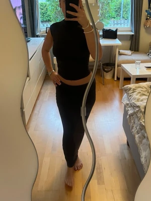 Mörkgråt set  - Mörkgråt mjukt och stretchigt bomullsset köpt från Gina tricot. I mycket luftigt och slittåligt material. Använd mycket få gånger.