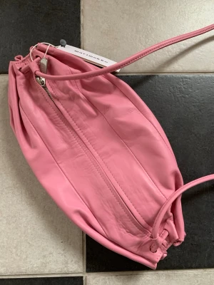 Helt ny Marimekko Karla - Helt ny Marimekko Karla (vanliga storleken) med prislapp och dustbag. Färg: rosa. Material: skinn