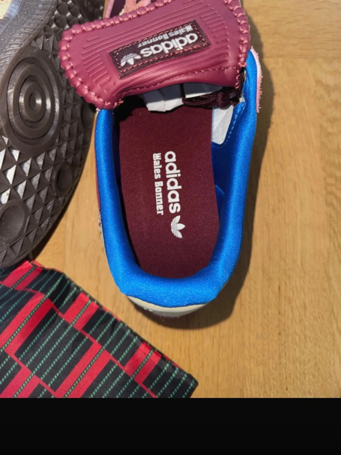 Adidas burgundy och rosa sneakers - 4