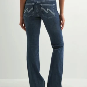 Blå bootcut jeans Nelly  - Säljer dessa jättesnygga populära bootcut jeansen från Nelly. De är endast använda 1-2 gånger och är i princip nya. Nypris på de är 699, mitt pris 550. Kan gå ner i pris vid snabb affär❤️