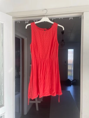 Röd klänning  - En korall/aprikos klänning från Atmo Sphere i storlek 38 enligt storlekslappen, men upplevs mer som 146-152. Kontakta mig om du har några frågor❤️