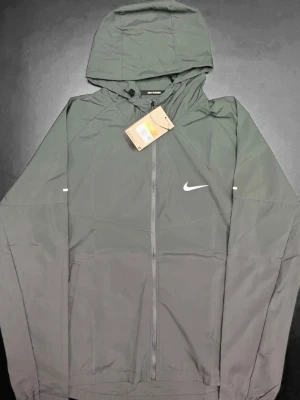 Nike miller windbreaker jacket - Grå Nike miller windbreaker, helt ny med tags, finns i storlek  M
