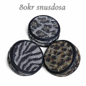 Snusdosa med strass och mönster - Snusdosa. Finns rosa leopard 