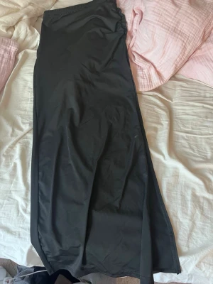 Kjol - Svart lång kjol från SHEIN skulle säga storlek xxs/xs