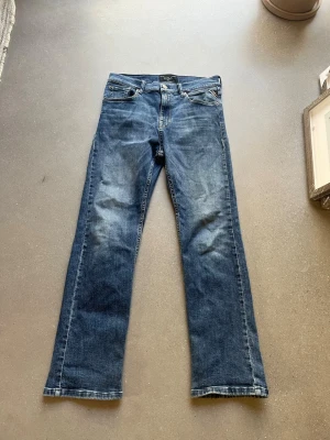 Blå jeans från Replay - Klassiska blå jeans från Replay med rak passform och fem fickor. Jeansen har en snygg tvättad look och är tillverkade i denim. Modellen är thad och sitter ganska raka. Storleken är w38 l30. Jeansen kostar 1300 nypris men har använts mycket. Hör av er vid minsta fundering 