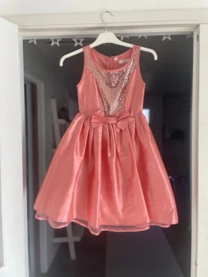 Vacker rosa klänning - En vacker rosa klänning från bonprix i storlek 134. I väldigt bra skick, knappt använd. Kontakta mig om du har några frågor.💖