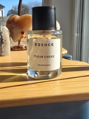 ESSNCE Fleur Chere Eau de Parfum - Mängd kvar enligt bild. 50 ml från början. 