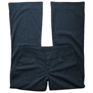 Vintage lowwaist randiga/ kritstrecksrandiga bootcut/ flare kostymbyxor, J. Galt, y2k/ cyber/ alt/ 2000s/ 2000tal/ 00s/ 00tal/ 60tal/ 60s - Supersnygga lågmidjade utsvängda/ vida kostymbyxor! Dem är mörkgrå, Midjemått 83cm, Grenhöjd 21cm, Innerbenslängd 79cm, Benvidd (längst ner) 28,5cm rakt över 