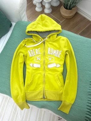 Abercrombie & fitch zip - Storlek M, kan kännas som S. Skickas inom 24h, PostNord prioriteras. Se liknande plagg i min profil!