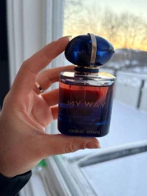 Giorgio Armani My Way Parfym - Hel ny parfym, tyvärr inte min smak, har endast testat den en gång och ställt med mina andra parfymer. Har tyvärr inte lådan kvar då som sagt jag har haft den i parfym hyllan, köptes på Sephora USA i september 2025. Kostade ca 1700kr 