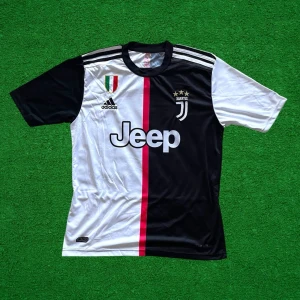 Juventus Tröja, Ronaldo#7, Storlek S - Helt ny, högkvalitativ replika. EU | S. Pris: 349kr. Leverans: Skickas inom 24 timmar. Notera: Begränsat antal- först till kvarn 