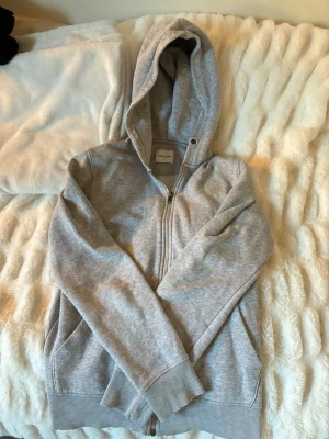 Grå zip hoodie från Jack & Jones - Nypris är 400kr skön snygg tröja inga skador 