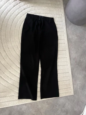 Svarta raka kostymbyxor asos  - Svarta kostymbyxor med rak passform och klassisk midja från asos. Nya aldrig använda, ingen prslapp kvar 