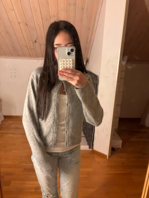 Stickad kofta  - Säljer min gråa stickade kofta från kapphal eftersom den inte kommit till användning 