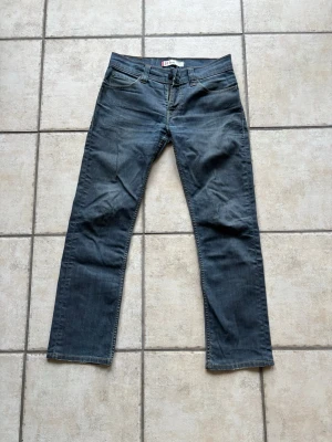 Levi's blå raka jeans - Klassiska blå jeans från Levi's med rak passform och fem fickor. Storlek 31/32 modellen heter 511, väldigt bra skick!!