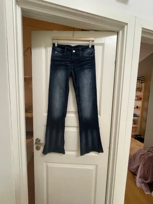 Mörkblå bootcut jeans med slitningar - Weekday Sheep monday jeans, aldrig använda