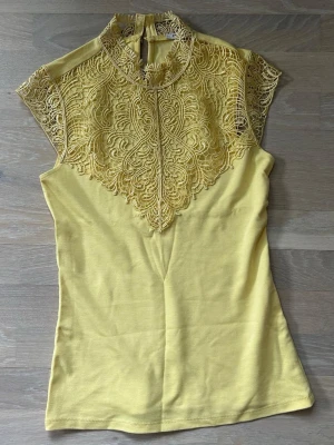 Söt gul spetstopp! - Fin gul spetstopp från Orsay