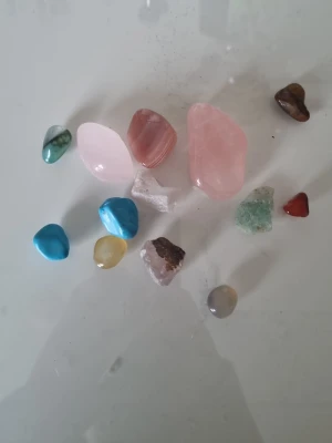 Kristaller - Säljer ett blandat set med polerade stenar och kristaller i olika färger som rosa, blå, grön, röd och brun. Perfekt som dekoration eller för smyckestillverkning. Materialet är olika typer av mineraler och kristaller.