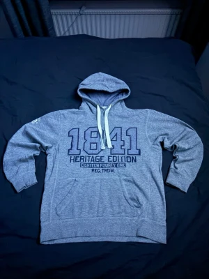 Grå hoodie  - Fet grå hoodie perfekt för en avslappnad dag pris kan diskuteras