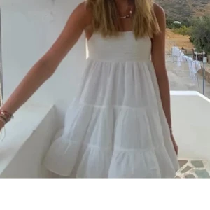 Vit sommar klänning  - Säljer en söt sommar klänning från Zara som aldrig kommit till användning🩷