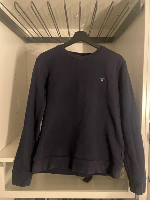 Mörkblå sweatshirt från Gant - Säljer en mörk blå gant tröja då den inte passar längre! Om du har någon fråga är de bara och kontakta mig. // sellers 