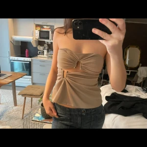 Beige bandeau tubtopp med pärldetaljer - Trendig beige bandeau tubtopp med snygga pärldetaljer och cut-out framtill. Super populär och slutsåld Zara topp 💕💕