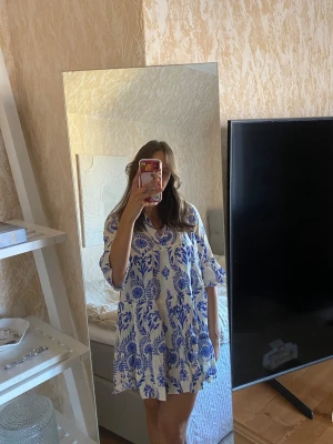 Somrig klänning  - Mönstrad sommarklänning, använd fåtal gånger