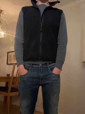 Fleece väst  - Neomondo fleeceväst i mörkblå färg. Storlek 164 men passar som en xs.🎉 Fint skick😁 Skriv vid frågor!💬