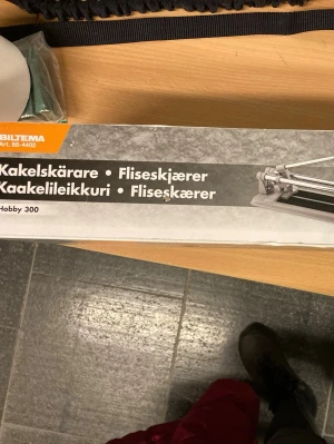 Kakelskärare  - Kakelskärare från Biltema. Denna kakelskärare är designad för att hantera plattor upp till maximalt 300 mm. Artikelnummer 88-4402. Nypris: 119 kr Mitt pris: 50 kr
