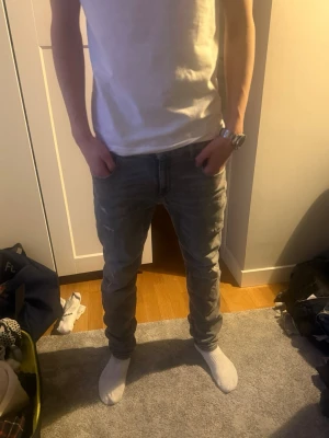 Går slim fit replays - Säljer ett par gråa replay jeans|nypris 1249 kr| säljer dessa genom att dom är lite för små och tajta för mig| modellen är i 178cm lång 
